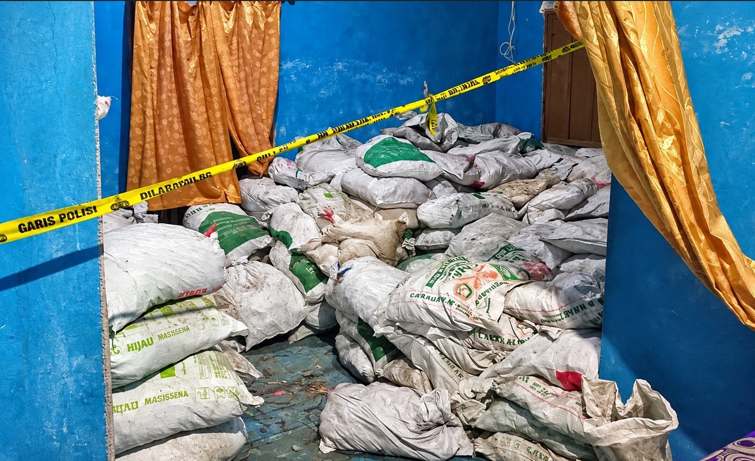 Potret gudang penyimpanan material yang diduga batu hitam di Kabupaten Bone Bolango, Gorontalo. Polisi masih menelusuri asal-usul, kepemilikan, dan legalitas material tersebut/Hibata.id