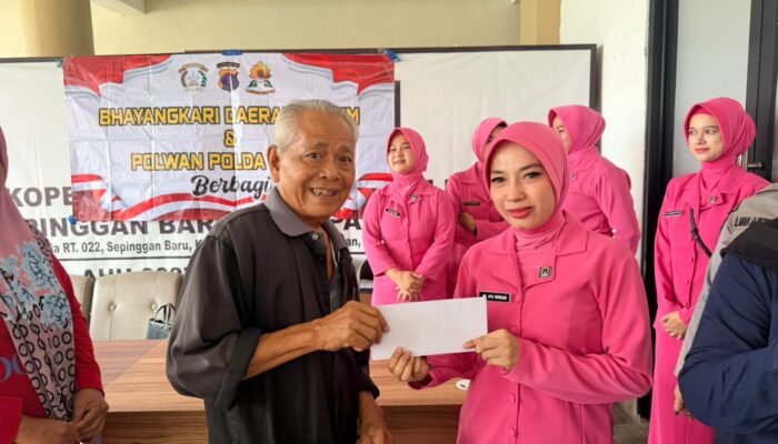 Aksi Sosial Polwan dan Bhayangkari Polda Kaltim Sasar Warga Sepinggan Baru