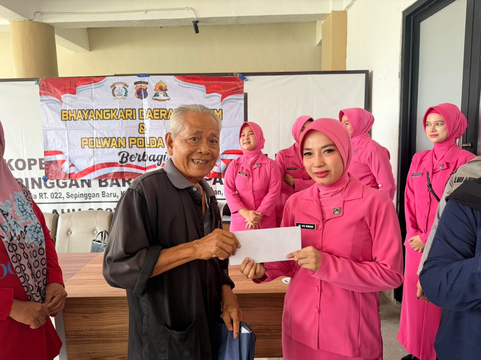Polwan Polda Kaltim, Bhayangkari Polda Kaltim, Polda Kaltim, bantuan sosial Polda Kaltim, bansos Polda Kaltim, Polwan berbagi, Bhayangkari berbagi, bantuan sosial Balikpapan, Sepinggan Baru Balikpapan/Hibata.id