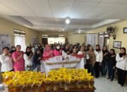 Polwan dan Bhayangkari Polda Kaltim menyalurkan bantuan minyak goreng kepada warga Balikpapan/Hibata.id