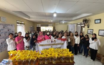 Polwan dan Bhayangkari Polda Kaltim menyalurkan bantuan minyak goreng kepada warga Balikpapan/Hibata.id