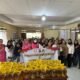 Polwan dan Bhayangkari Polda Kaltim menyalurkan bantuan minyak goreng kepada warga Balikpapan/Hibata.id