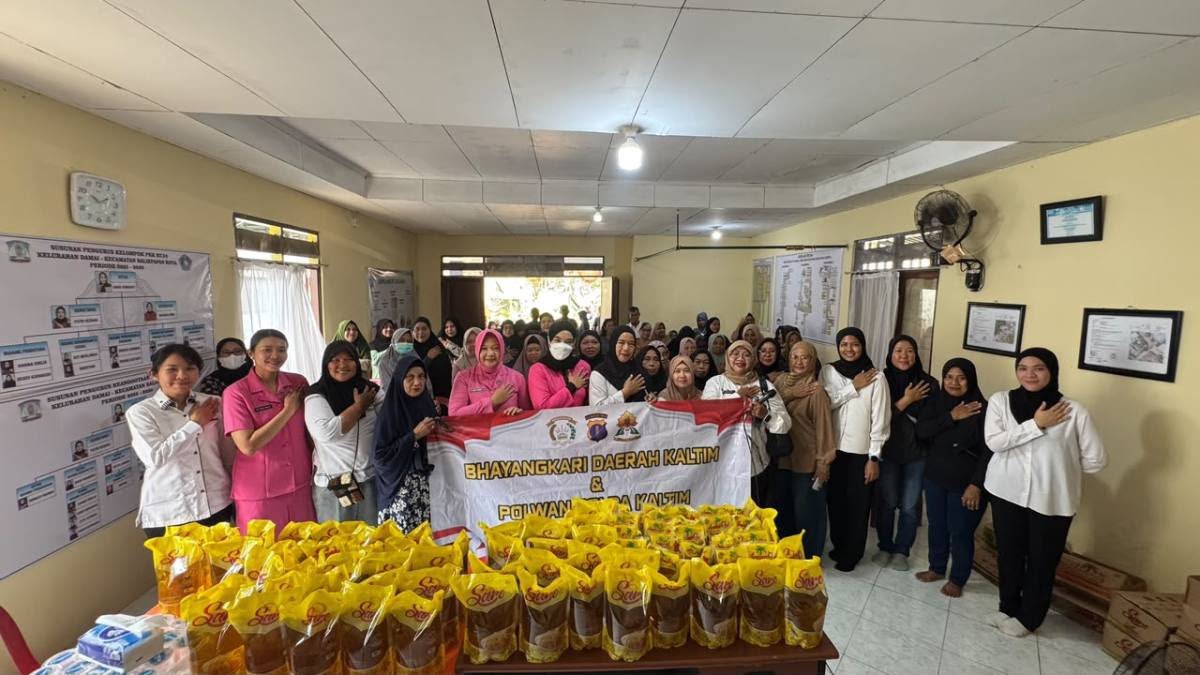 Polwan dan Bhayangkari Polda Kaltim menyalurkan bantuan minyak goreng kepada warga Balikpapan/Hibata.id