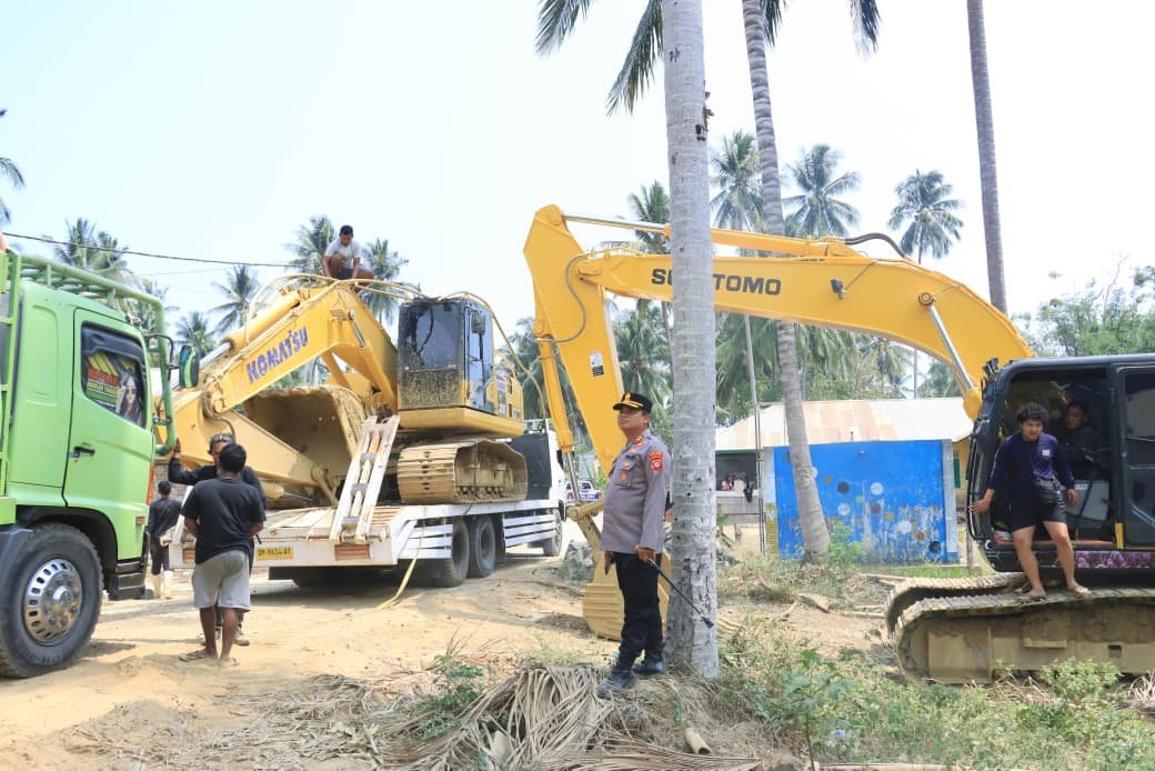 Empat unit excavator diamankan polisi dalam penindakan dugaan aktivitas pertambangan emas tanpa izin di Molosifat, Kecamatan Popayato Barat, Kabupaten Pohuwato/Hibata.id