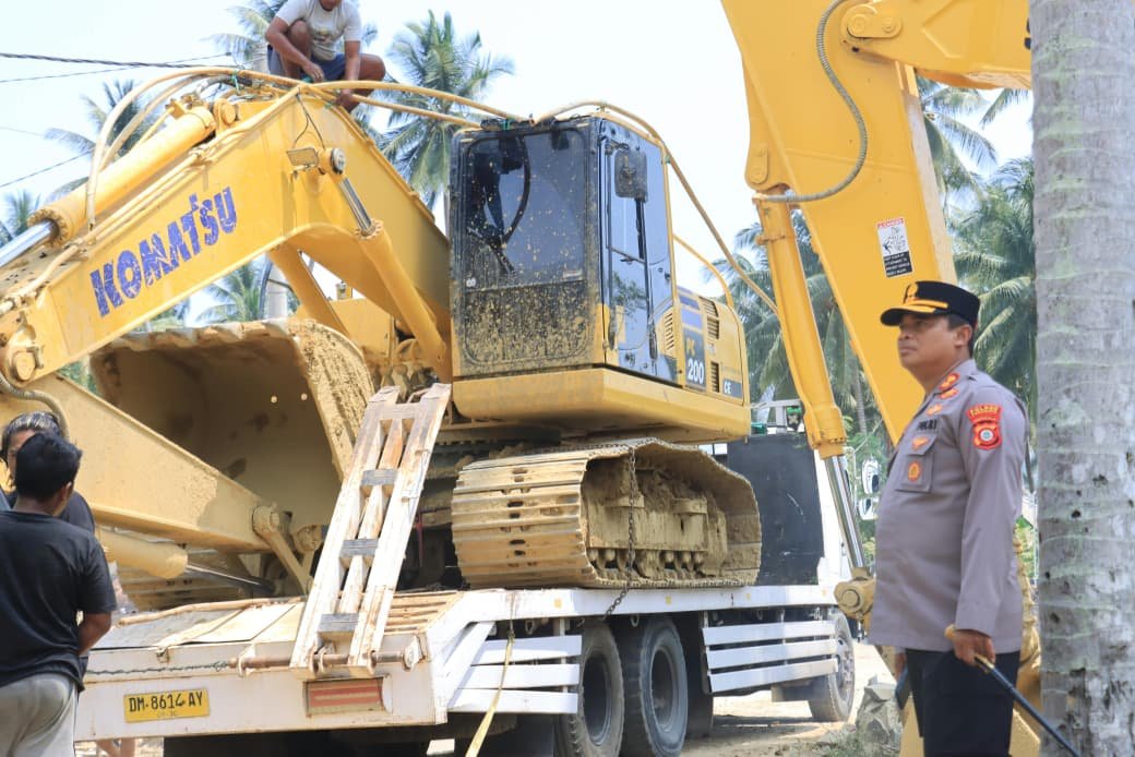 Polisi mengamankan excavator dari lokasi diduga PETI di Molosifat Utara Pohuwato/Hibata.id