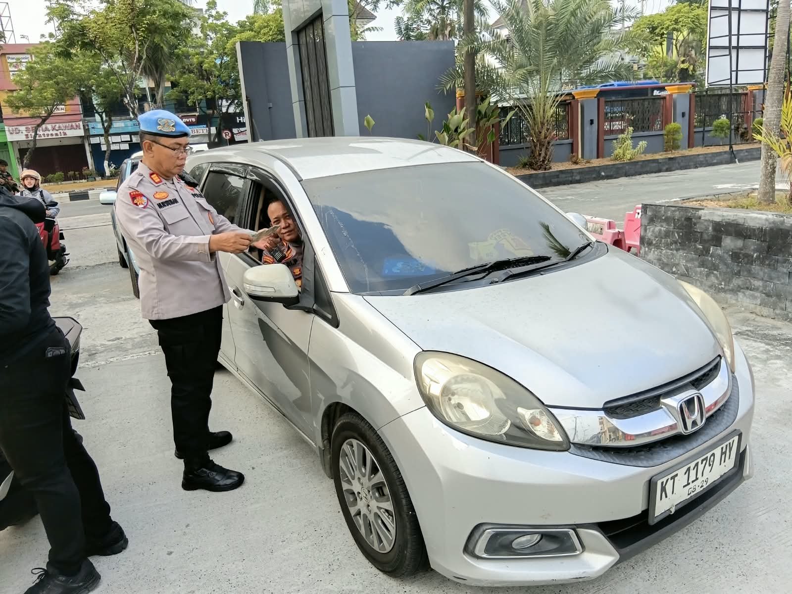 Personel Sipropam Polresta Balikpapan melakukan pemeriksaan kelengkapan administrasi dan disiplin anggota melalui kegiatan Gaktibplin/Hibata.id