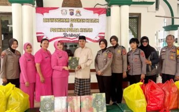 Polwan Polda Kaltim menyerahkan bantuan 125 Al-Qur’an kepada pengurus Masjid Nurul Falah Balikpapan/Hibata.id