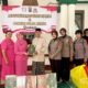Polwan Polda Kaltim menyerahkan bantuan 125 Al-Qur’an kepada pengurus Masjid Nurul Falah Balikpapan/Hibata.id