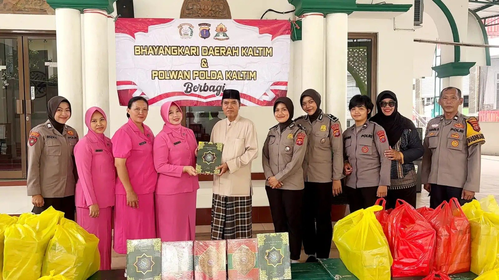 Polwan Polda Kaltim menyerahkan bantuan 125 Al-Qur’an kepada pengurus Masjid Nurul Falah Balikpapan/Hibata.id