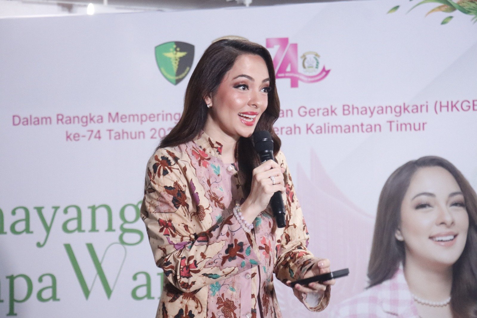 Pengurus Daerah Bhayangkari Kalimantan Timur mengikuti edukasi kesehatan bersama Dr. Reisa Broto Asmoro di Aula Ekraf, Gedung Parkir Klandasan, Balikpapan, Jumat (2/10/2026)/Hibata.id
