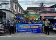 Ditlantas Polda Kaltim membagikan sembako kepada pengemudi ojol melalui Polantas Karib Berbagi sekaligus mengingatkan pentingnya keselamatan berlalu lintas/Hibata.id