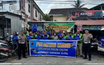 Ditlantas Polda Kaltim membagikan sembako kepada pengemudi ojol melalui Polantas Karib Berbagi sekaligus mengingatkan pentingnya keselamatan berlalu lintas/Hibata.id