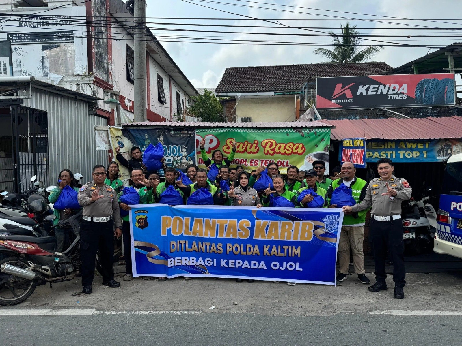 Ditlantas Polda Kaltim membagikan sembako kepada pengemudi ojol melalui Polantas Karib Berbagi sekaligus mengingatkan pentingnya keselamatan berlalu lintas/Hibata.id