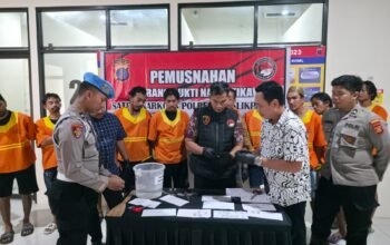 Polresta Balikpapan memusnahkan barang bukti narkotika dari 11 tersangka di Lobby Sat Tahti Polresta Balikpapan, Jumat (2/10/2026)/Hibata.id