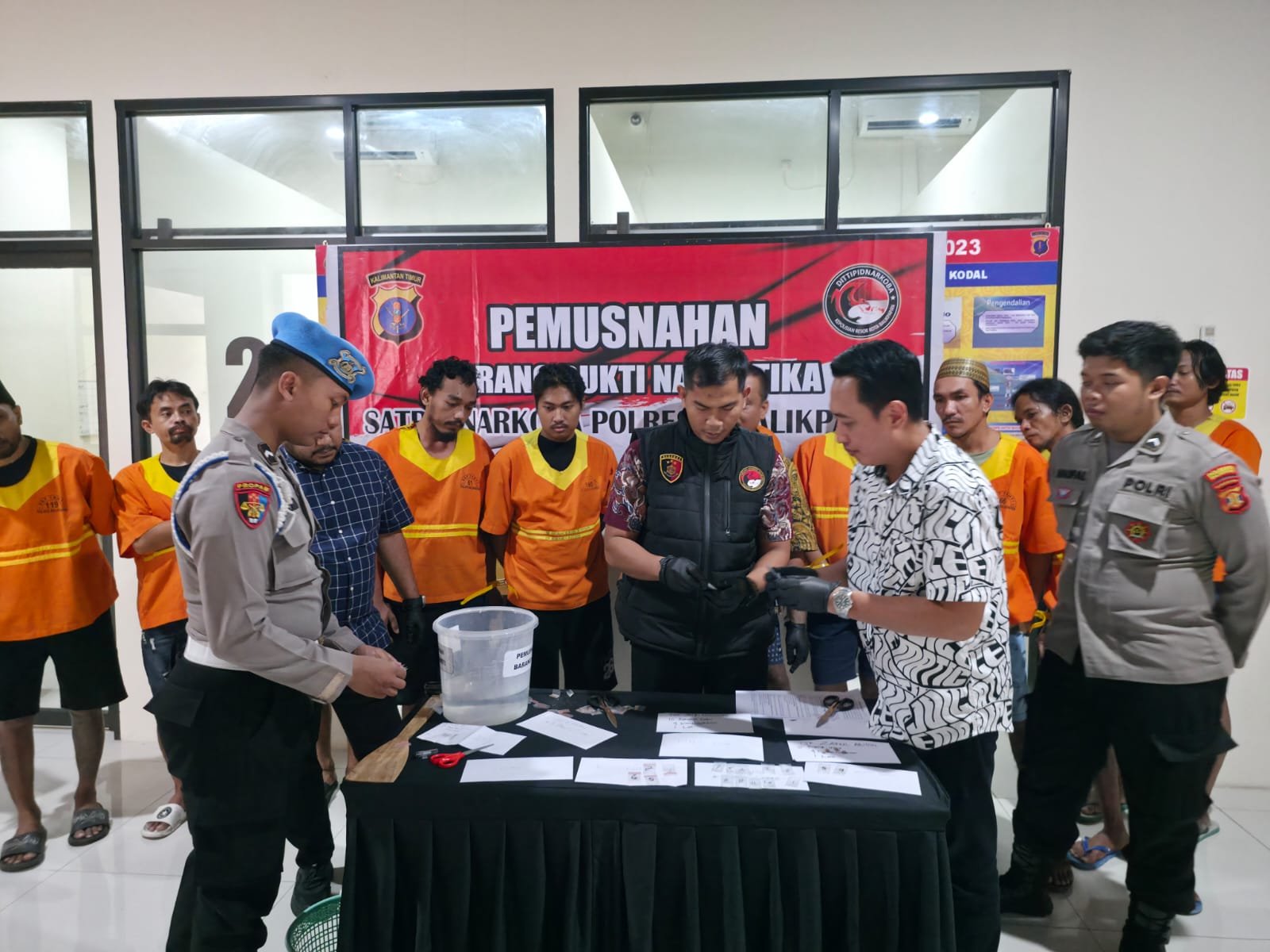 Polresta Balikpapan memusnahkan barang bukti narkotika dari 11 tersangka di Lobby Sat Tahti Polresta Balikpapan, Jumat (2/10/2026)/Hibata.id