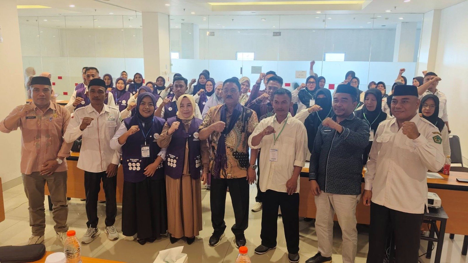 Bupati Boalemo Rum Pagau saat membuka pelatihan peningkatan kapasitas kader kesehatan di Kota Gorontalo, Jumat (2/10/2026)/Hibata.id