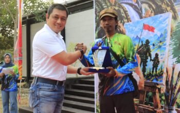 Pelukis meraih penghargaan dalam Lomba Melukis HUT ke-81 TNI yang digelar Kodam VI/Mulawarman di Balikpapan/Hibata.id