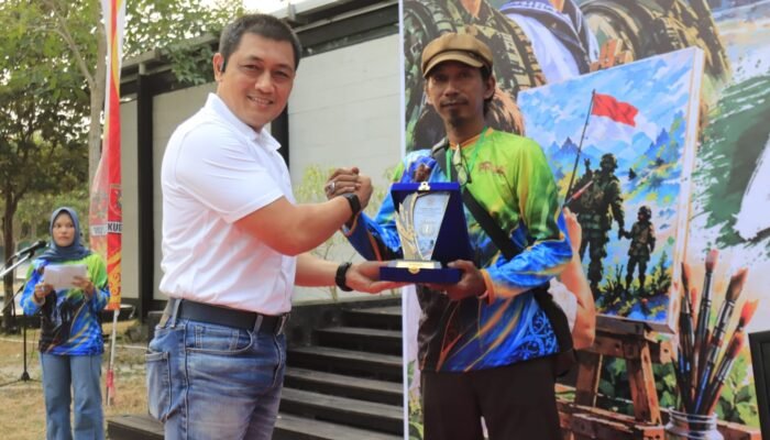 Enam Pelukis Raih Penghargaan Lomba HUT TNI ke-81 di Balikpapan