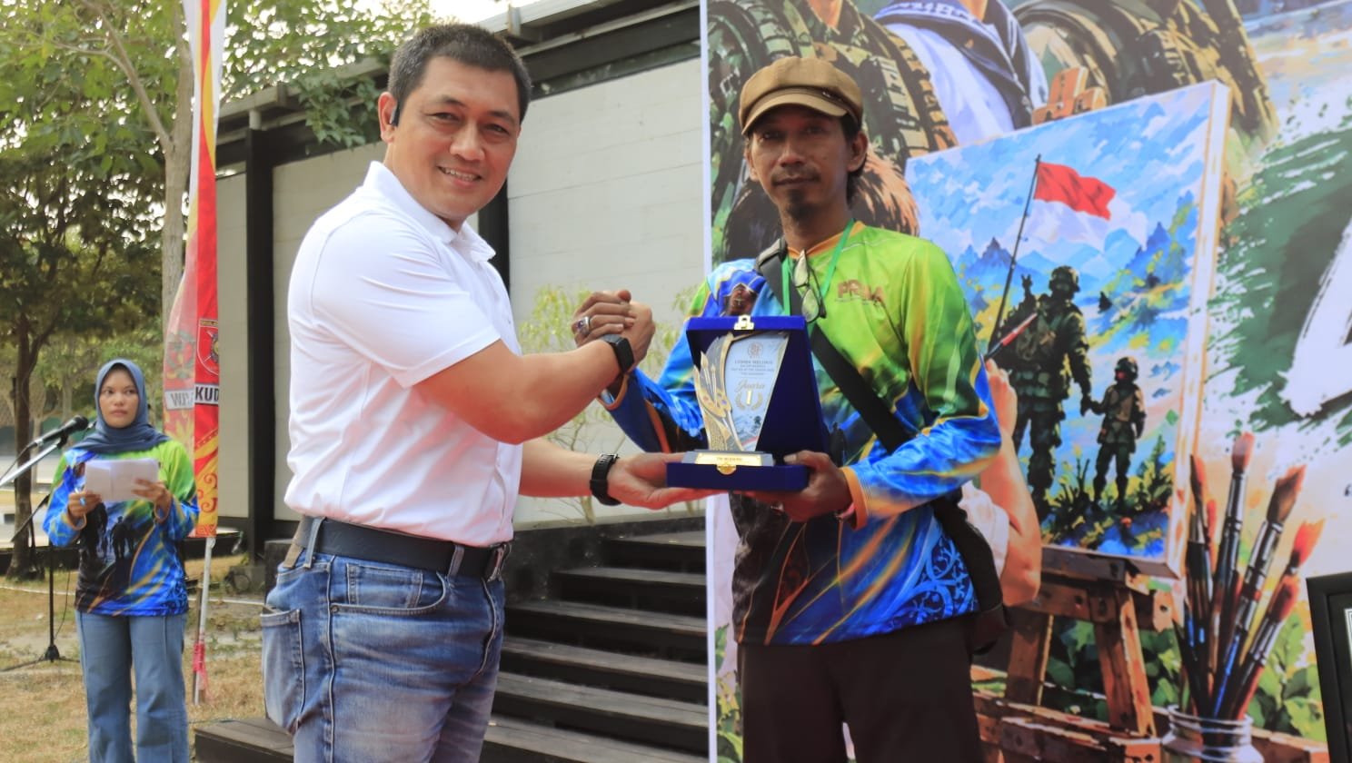 Pelukis meraih penghargaan dalam Lomba Melukis HUT ke-81 TNI yang digelar Kodam VI/Mulawarman di Balikpapan/Hibata.id