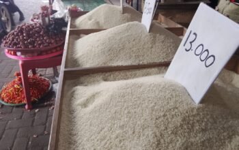 Beras pasokan Makassar dijual di Pasar Tradisional Marisa, Kabupaten Pohuwato, Gorontalo. Harga beras masih berada di kisaran Rp13 ribu hingga Rp14 ribu per kilogram/Hibata.id
