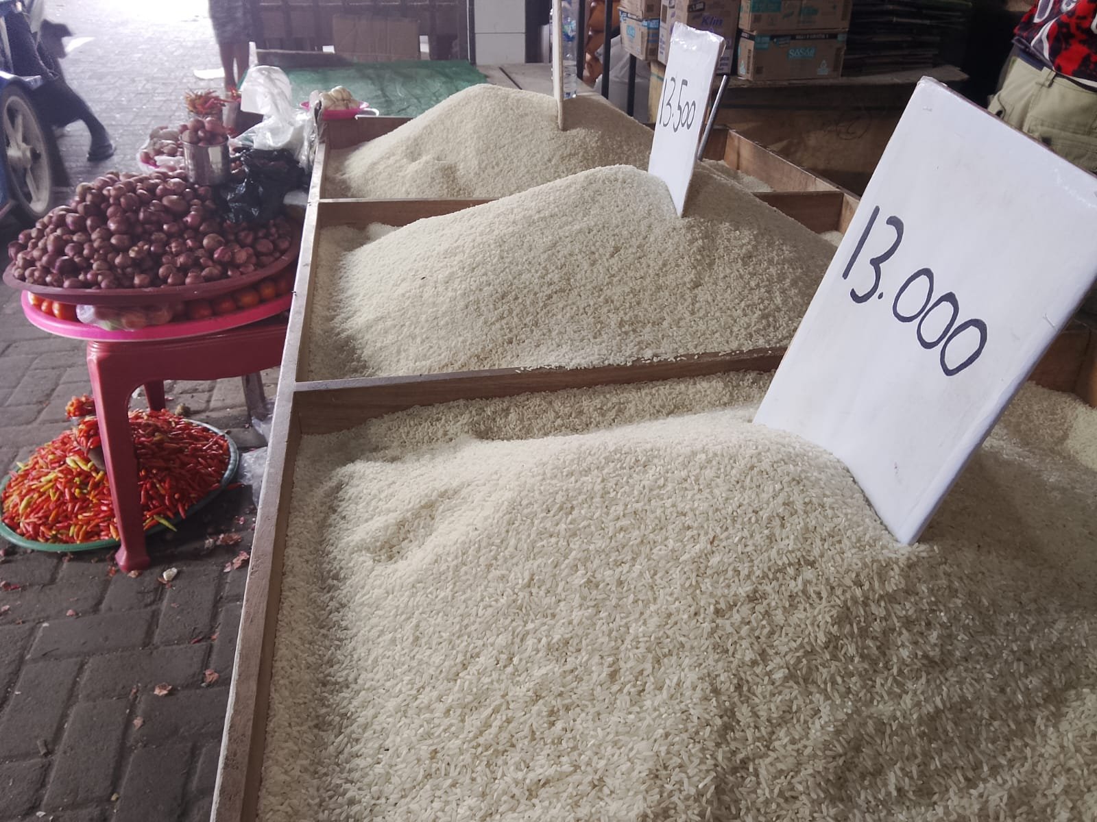 Beras pasokan Makassar dijual di Pasar Tradisional Marisa, Kabupaten Pohuwato, Gorontalo. Harga beras masih berada di kisaran Rp13 ribu hingga Rp14 ribu per kilogram/Hibata.id