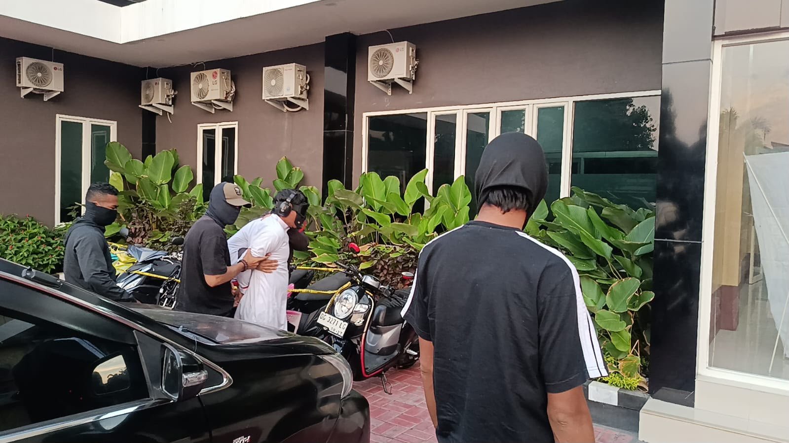 Densus 88 Antiteror Polri menangkap 11 tersangka tindak pidana terorisme di enam provinsi. Penyidik juga mendalami dugaan kegiatan pelatihan fisik dan menembak/Hibata.id