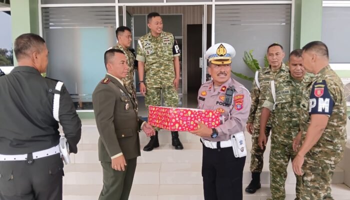 Kue Ulang Tahun Jadi Simbol Sinergi TNI-Polri di Balikpapan