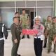 Polresta Balikpapan memberikan kejutan berupa kue ulang tahun kepada jajaran Denpom VI/Mulawarman dalam rangka HUT TNI ke-81, Senin (5/10/2026)/Hibata.id