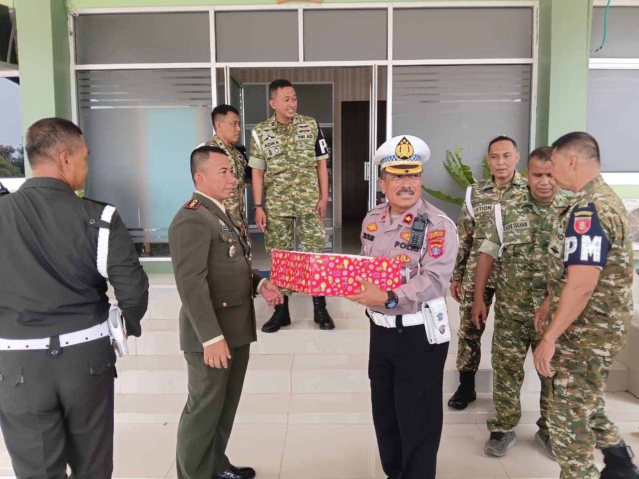 Polresta Balikpapan memberikan kejutan berupa kue ulang tahun kepada jajaran Denpom VI/Mulawarman dalam rangka HUT TNI ke-81, Senin (5/10/2026)/Hibata.id