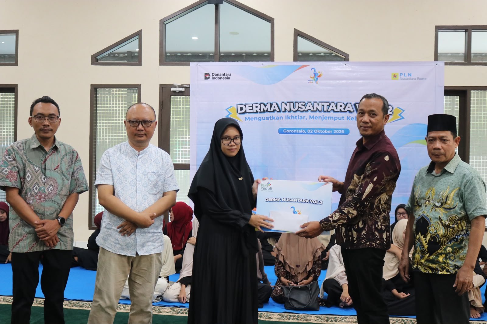 PLN Nusantara Power UP Gorontalo menyerahkan bantuan kepada anak-anak panti asuhan melalui Program Derma Nusantara Vol. 2, Jumat (2/10/2026). Kegiatan tersebut menjadi bagian dari rangkaian HUT ke-31 PLN Nusantara Power sekaligus bentuk kepedulian sosial perusahaan kepada masyarakat/Hibata.id