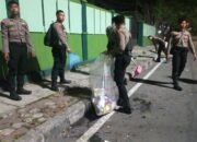 Personel Polresta Balikpapan bersama warga membersihkan sampah di kawasan Tugu Tangan Gunung Pasir setelah kegiatan nobar Indonesia melawan Thailand, Senin dini hari (5/10/2026)/Hibata.id