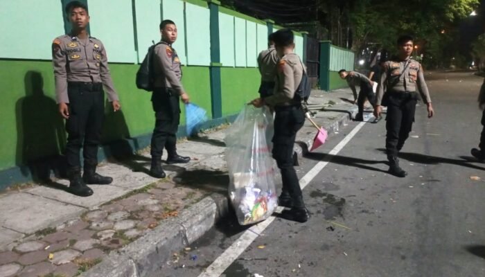 Nobar Usai, Polresta Balikpapan dan Warga Gotong Royong Bersihkan Sampah