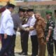 Bupati Gorontalo Sofyan Puhi menyambut Kapolda Gorontalo yang baru Irjen Pol. Nurworo Danang saat tiba di Bandara Djalaluddin Gorontalo, Selasa (6/10/2026)/Hibata.id