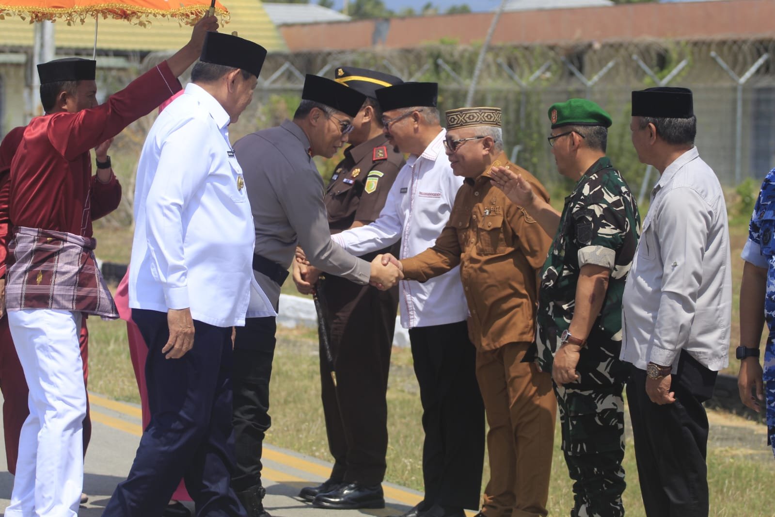 Bupati Gorontalo Sofyan Puhi menyambut Kapolda Gorontalo yang baru Irjen Pol. Nurworo Danang saat tiba di Bandara Djalaluddin Gorontalo, Selasa (6/10/2026)/Hibata.id