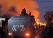 Petugas gabungan memadamkan kebakaran di permukiman Jalan AM Alimudin, Kelurahan Melayu, Tenggarong, Senin (5/10/2026)/Hibata.id