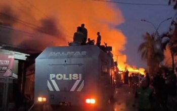 Petugas gabungan memadamkan kebakaran di permukiman Jalan AM Alimudin, Kelurahan Melayu, Tenggarong, Senin (5/10/2026)/Hibata.id