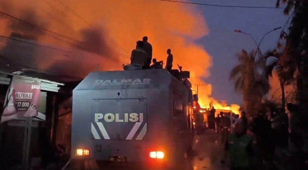 Petugas gabungan memadamkan kebakaran di permukiman Jalan AM Alimudin, Kelurahan Melayu, Tenggarong, Senin (5/10/2026)/Hibata.id