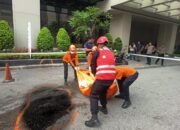 Tim Piket Respon Bencana Batalyon A Pelopor Satuan Brimob Polda Kaltim mengamankan lokasi dugaan orang jatuh di Apartemen Borneo Bay, Balikpapan, Selasa (6/10/2026)/Hibata.id