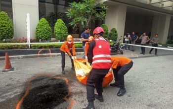 Brimob Polda Kaltim Tangani Dugaan Orang Jatuh di Apartemen Borneo Bay