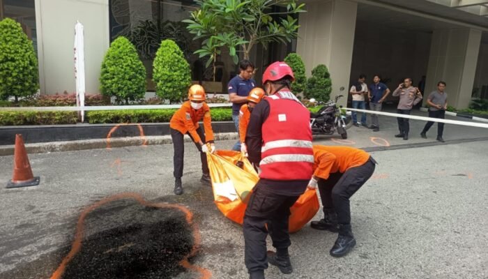 Brimob Polda Kaltim Tangani Dugaan Orang Jatuh di Apartemen Borneo Bay