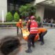 Tim Piket Respon Bencana Batalyon A Pelopor Satuan Brimob Polda Kaltim mengamankan lokasi dugaan orang jatuh di Apartemen Borneo Bay, Balikpapan, Selasa (6/10/2026)/Hibata.id