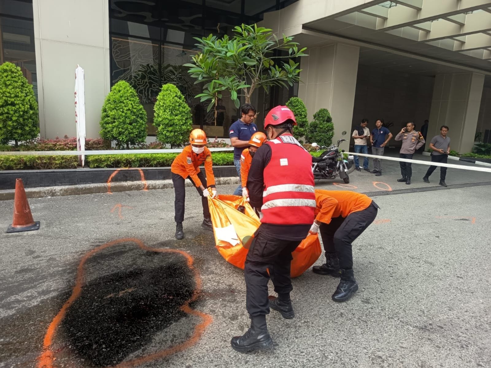 Tim Piket Respon Bencana Batalyon A Pelopor Satuan Brimob Polda Kaltim mengamankan lokasi dugaan orang jatuh di Apartemen Borneo Bay, Balikpapan, Selasa (6/10/2026)/Hibata.id