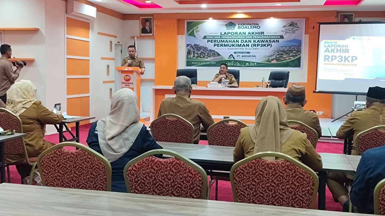 Bupati Boalemo Rum Pagau membuka pembahasan laporan akhir penyusunan RP3KP di Hotel Grand Amalia, Selasa (6/10/2026)/Hibata.id