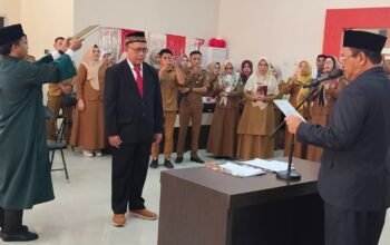 Bupati Boalemo Rum Pagau melantik dr. Roni H. Imran sebagai Direktur RSUD drg. Clara Gobel di Aula Dinas Kesehatan Kabupaten Boalemo, Senin (5/10/2026)/Hibata.id