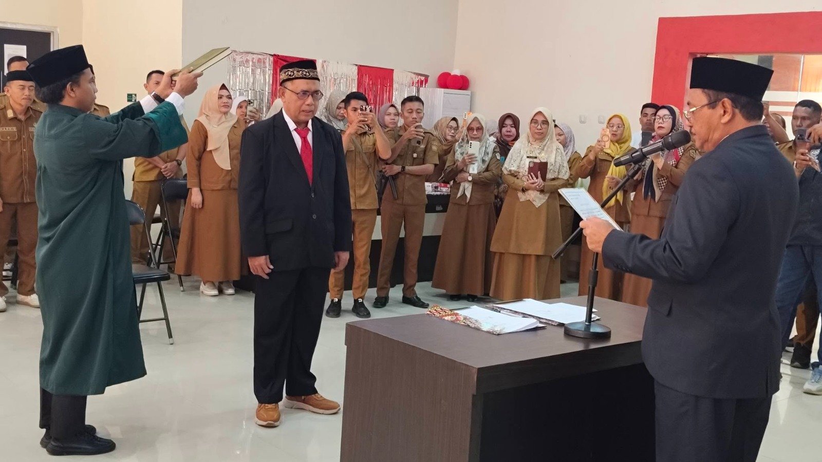 Bupati Boalemo Rum Pagau melantik dr. Roni H. Imran sebagai Direktur RSUD drg. Clara Gobel di Aula Dinas Kesehatan Kabupaten Boalemo, Senin (5/10/2026)/Hibata.id
