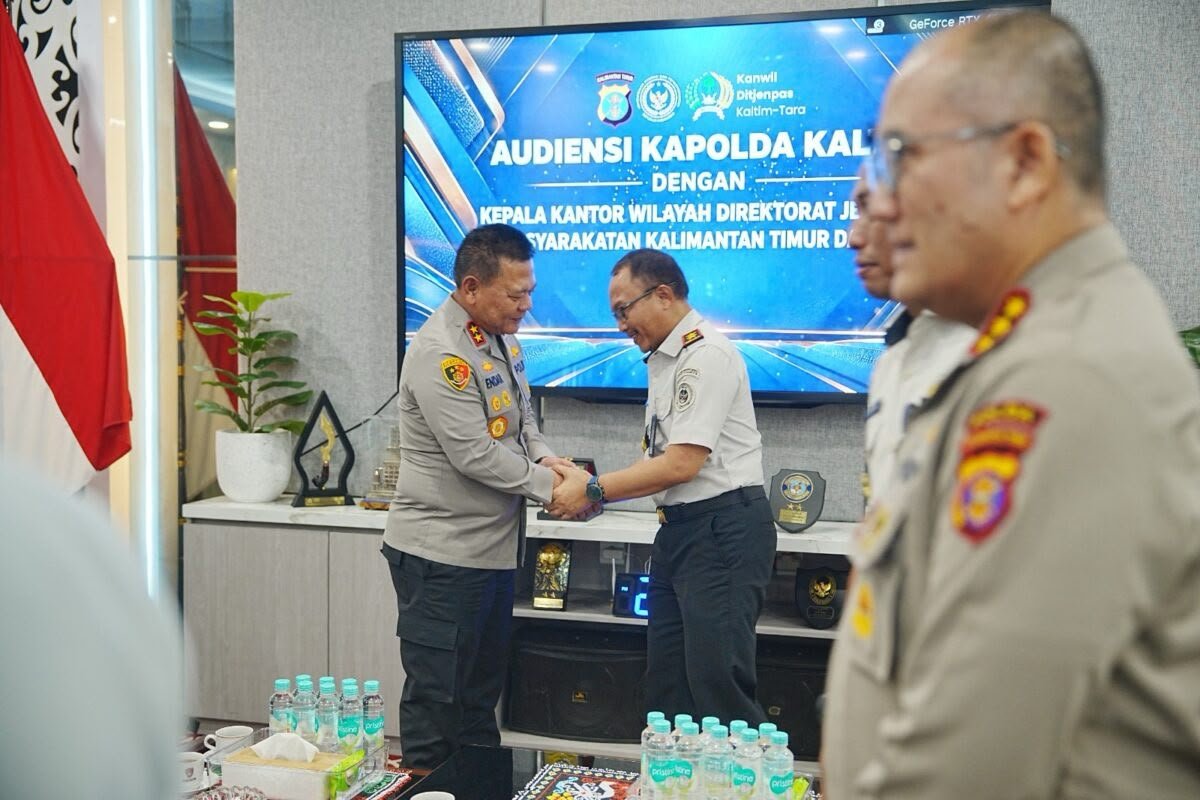 Kapolda Kaltim Irjen Pol. Endar Priantoro menerima audiensi Kepala Kantor Wilayah Ditjenpas Kaltim dan Kaltara Yan Rusmanto di Ruang Kerja Kapolda Kaltim, Selasa (6/10/2026)/Hibata.id