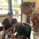 Masyarakat mengisi survei EPZI setelah menerima pelayanan di SPKT Polda Kaltim/Hibata.id
