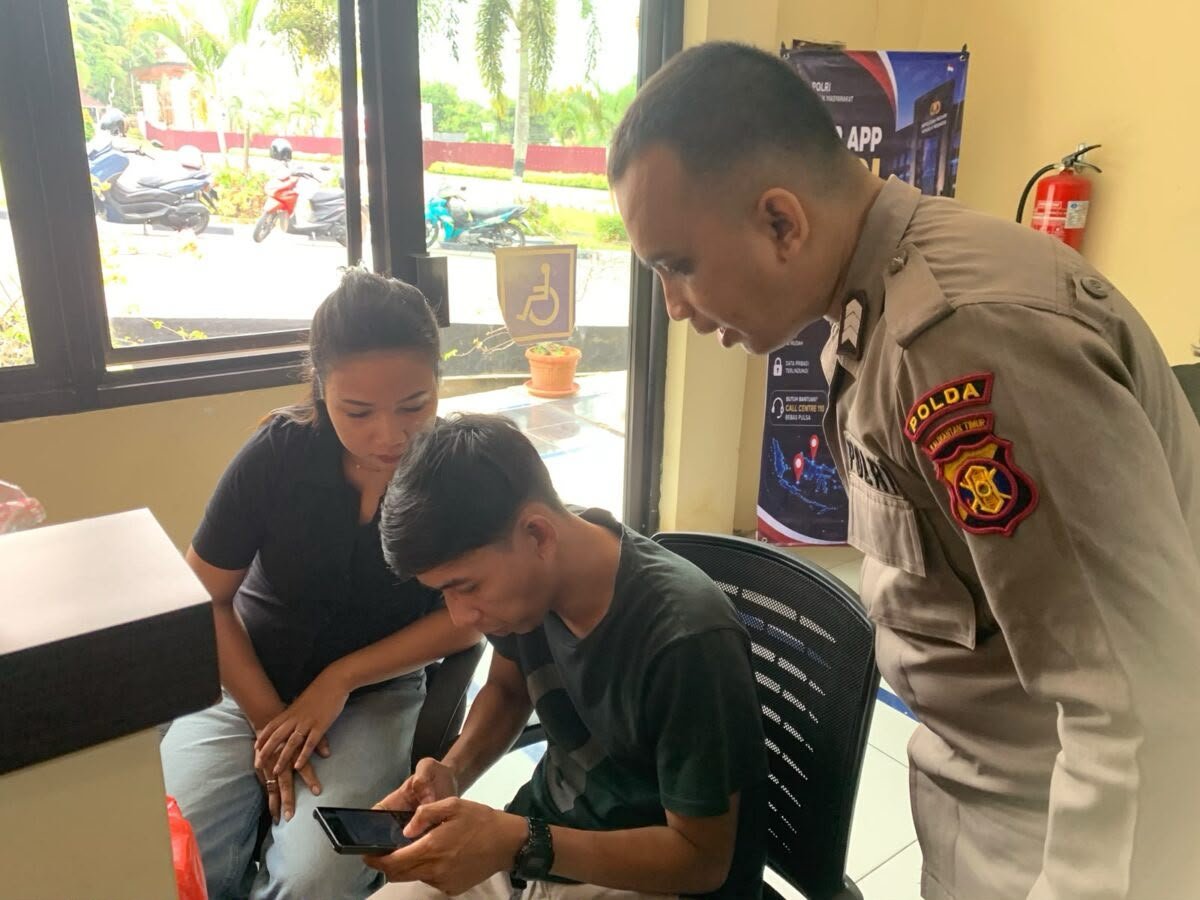 Masyarakat mengisi survei EPZI setelah menerima pelayanan di SPKT Polda Kaltim/Hibata.id