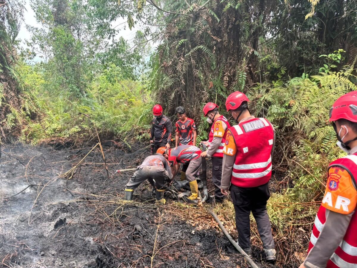 Brimob Polda Kaltim mengerahkan Tim Respon Bencana untuk menangani Karhutla di Balikpapan Timur dan Kutai Barat, Selasa (6/10/2026)/Hibata.id