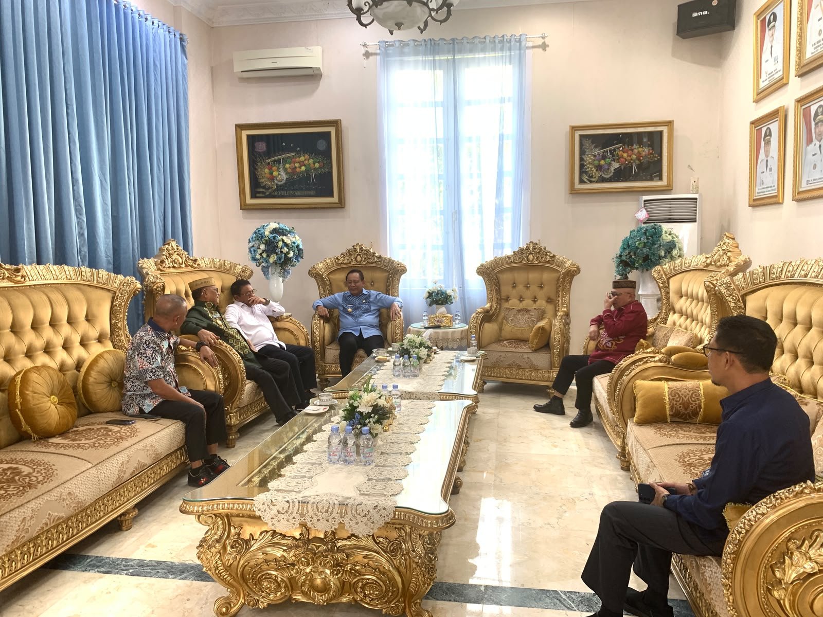 Bupati Bone Bolango Ismet Mile menghadiri pertemuan sejumlah kepala daerah pemegang saham Bank SulutGo di Rumah Dinas Gubernur Gorontalo, Kamis (8/10/2026)/Hibata.id